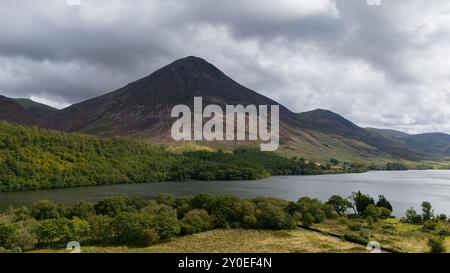 Drone riprese aeree di Crummock Water intorno a Buttermere nel Lake District utilizzando un DJI mini 4 pro Foto Stock