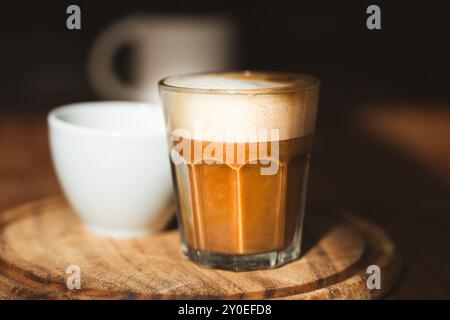 Caffè di cereali naturale con latte d'avena. Caldo sfondo in legno. Foto Stock