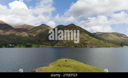 Drone riprese aeree di Crummock Water intorno a Buttermere nel Lake District utilizzando un DJI mini 4 pro Foto Stock