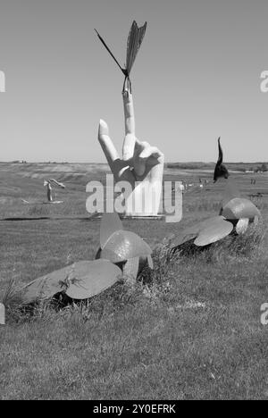 Primo piano della statua Finger and Butterfly al Porter Sculpture Park di Montrose, South Dakota, che mostra dettagli intricati e design artistico. Foto Stock