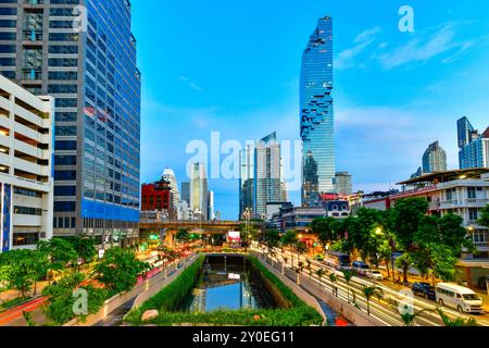 Vista notturna dell'edificio cittadino cittadino della Citta' metropolitana di Bangkok edificio residenziale e commerciale Silom Sathon Bangkok Tailandia Foto Stock