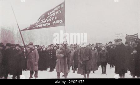 Foto d'archivio della rivoluzione in Russia. Dimostrazione di pace a Pietrogrado. I prigionieri di guerra austriaci erano presenti alla manifestazione. 17 dicembre 1917 Foto Stock