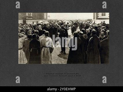 L'imperatore Alessandro III fa un discorso agli anziani a Mosca. Alessandro III (Aleksandr III Aleksandrovich Romanov; 1845 – 1894) fu imperatore di Russia, re del Congresso di Polonia e granduca di Finlandia dal 13 marzo 1881 fino alla sua morte nel 1894. Era altamente reazionario negli affari interni e invertì alcune delle riforme liberali di suo padre, Alessandro II, una politica di "contro-riforme". Sotto l'influenza di Konstantin Pobedonostsev (1827-1907), agì per massimizzare i suoi poteri autocratici Foto Stock