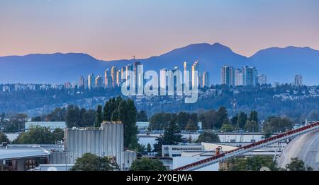 New Westminster, British Columbia, Canada. Centro di New Westminster al tramonto. Stato industriale vicino al fiume Fraser. Foto Stock