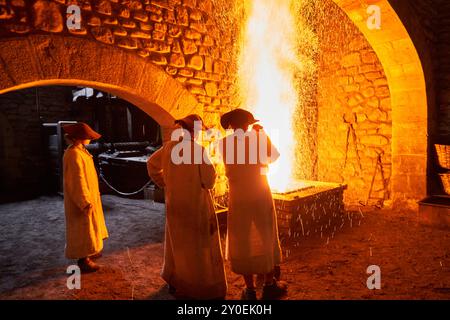 Ferrones forgiatura di ferro come nel XVI secolo, Forge, Ferrería de Mirandaola, Mirandaola Ironworks, Legazpi, Gipuzkoa, Paesi Baschi, Spagna. Foto Stock