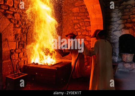 Ferrones forgiatura di ferro come nel XVI secolo, Forge, Ferrería de Mirandaola, Mirandaola Ironworks, Legazpi, Gipuzkoa, Paesi Baschi, Spagna. Foto Stock