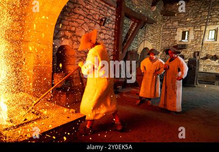 Ferrones forgiatura di ferro come nel XVI secolo, Forge, Ferrería de Mirandaola, Mirandaola Ironworks, Legazpi, Gipuzkoa, Paesi Baschi, Spagna. Foto Stock