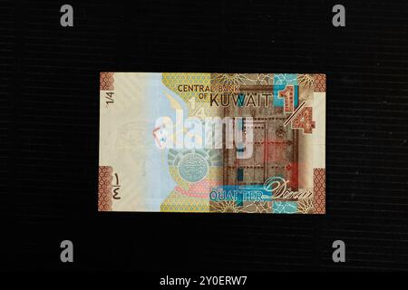 Banconota da quattro dinari del Kuwait con una tradizionale porta in legno del Kuwait e la prima moneta del Kuwait Foto Stock