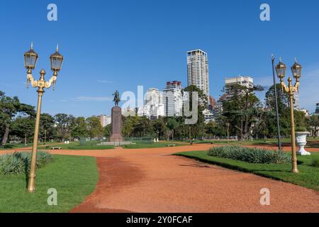 Statua del generale Juan Manuel de Rosas in Piazza Sindaco Seeber nel quartiere Palermo di Buenos Aires, Argentina. Alti edifici ad appartamenti A. Foto Stock