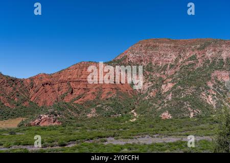 Una piccola casa nella panoramica Quebrada de Escoipe, Valle de Lerma vicino a Salta, Argentina. Foto Stock