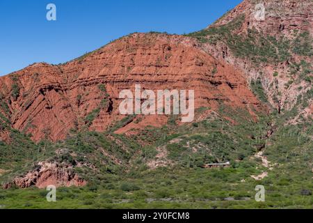 Una piccola casa nella panoramica Quebrada de Escoipe, Valle de Lerma vicino a Salta, Argentina. Foto Stock