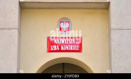 Varsavia, Polonia. 25 agosto 2024. Sede dell'Ufficio supremo dei conti. Targhetta sull'edificio NIK. Foto Stock