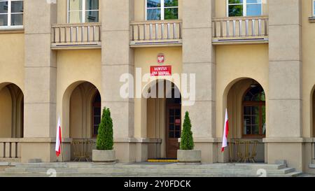 Varsavia, Polonia. 25 agosto 2024. Sede dell'Ufficio supremo dei conti. Targhetta sull'edificio NIK. Foto Stock