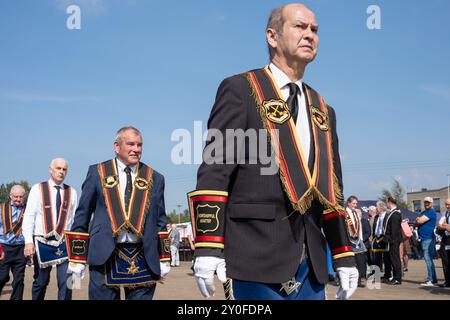 Membri della RBP 559 che arrivano a Ballee durante la parata annuale della Royal Black Institution dello scorso sabato. Ballymena, Regno Unito - 31 agosto 2024. Foto Stock