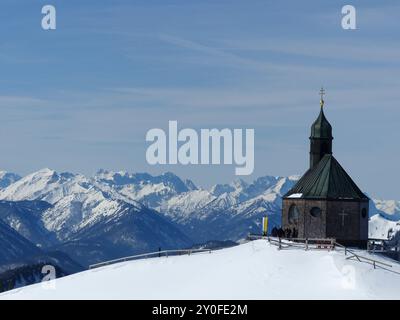 Cappella sul monte Wallberg, Baviera, Germania, in inverno Foto Stock