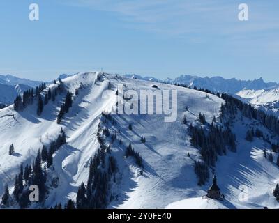 Escursioni in montagna sul monte Setzberg, Baviera, Germania, in inverno Foto Stock