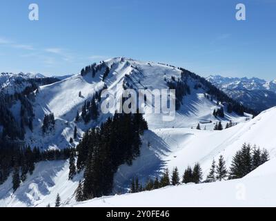 Escursioni in montagna sul monte Setzberg, Baviera, Germania, in inverno Foto Stock