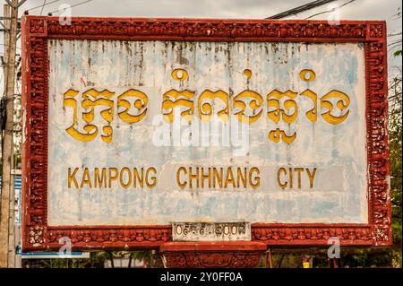 Cartello bilingue "Kampong Chhnang City", Kampong Chhnang, Cambogia. Credito: Kraig Lieb Foto Stock
