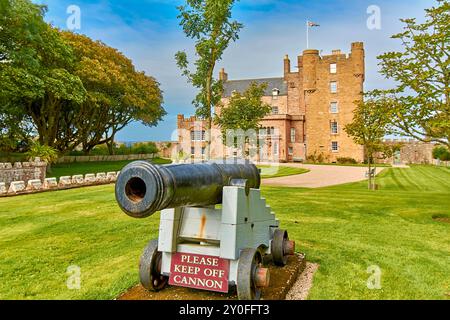 Castello di Mey Caithness Scozia cielo blu un cannone sul prato e alberi in tarda estate Foto Stock