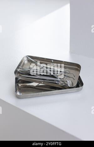 Strumenti odontoiatrici, strumenti e strumenti. Esploratori, scalpellatore e cura dei denti per il controllo dentista, denti o pinzette Foto Stock