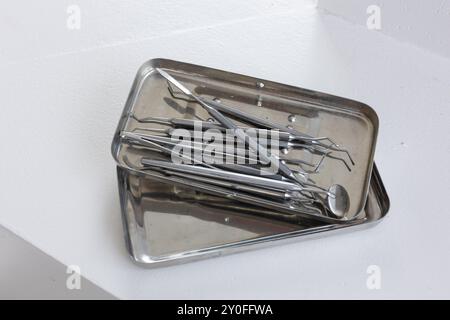 Strumenti odontoiatrici, strumenti e strumenti. Esploratori, scalpellatore e cura dei denti per il controllo dentista, denti o pinzette Foto Stock
