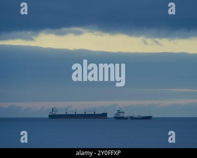 Crepuscolo, Belfriend (norvegese) Bulk Carrier e Mainland (Malter) Chemical/Oil Products Tanker, Falmouth, Cornovaglia, Inghilterra, Regno Unito, GB. Foto Stock