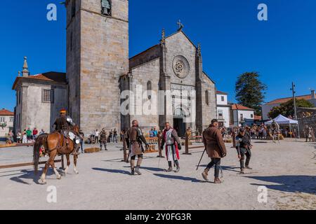 Caminha, Portogallo - 27 luglio 2024: Caminha durante la rievocazione della Fiera medievale. Caminha è una città nel nord del Portogallo, molto popolare tra To Foto Stock