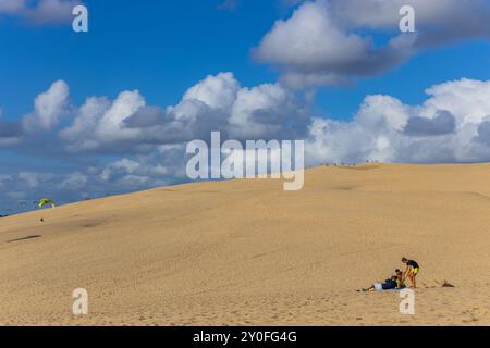 Duna di Pilat, Francia - 14 agosto 2024: Persone sulla duna di Pilat, la duna di sabbia più alta d'Europa. La teste-de-Buch, Arcachon Bay, Aquitania, Franco Foto Stock