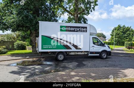 Enterprise Van Hire Rental Truck parcheggiato in strada all'ombra di un albero in un ambiente periferico. servizi logistici a noleggio o a noleggio, consegna Foto Stock