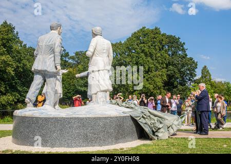 Paesi Bassi. , . La principessa Beatrice svela il gruppo di statue in memoria della regina Giuliana al Koekamp a l'Aia. FOTO: NLBeeld/Wesley de WIT credito: NL Beeld/Alamy Live News Foto Stock