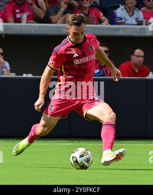 St. Louis, Stati Uniti. 1 settembre 2024. Il difensore del St. Louis City Kyle Hiebert (22) passa nel primo tempo. STL City ha ospitato LA Galaxy in una partita della Major League Soccer allo STL CITYPARK Stadium di St. Louis, Missouri, domenica 1 settembre 2024. Foto di Tim Vizer/Sipa USA credito: SIPA USA/Alamy Live News Foto Stock