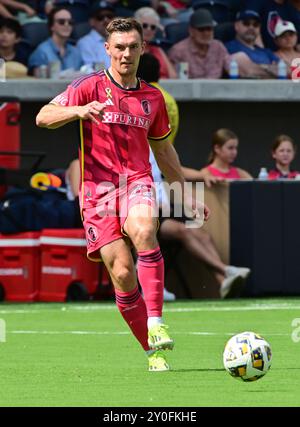 St. Louis, Stati Uniti. 1 settembre 2024. Il difensore del St. Louis City Kyle Hiebert (22) passa nel primo tempo. STL City ha ospitato LA Galaxy in una partita della Major League Soccer allo STL CITYPARK Stadium di St. Louis, Missouri, domenica 1 settembre 2024. Foto di Tim Vizer/Sipa USA credito: SIPA USA/Alamy Live News Foto Stock