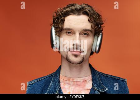 L'uomo emotivo ama la musica, esprimendo gioia e creatività in un ambiente colorato. Foto Stock