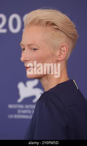 Venezia, Italia. 2 settembre 2024. VENEZIA, ITALIA - 2 SETTEMBRE: Tilda Swinton partecipa alla fotochiamata "The Room Next Door" durante la 81a Mostra Internazionale d'Arte cinematografica di Venezia al Palazzo del Casino il 2 settembre 2024 a Venezia, Italia. Crediti: Matteo Chinellato/Alamy Live News Foto Stock