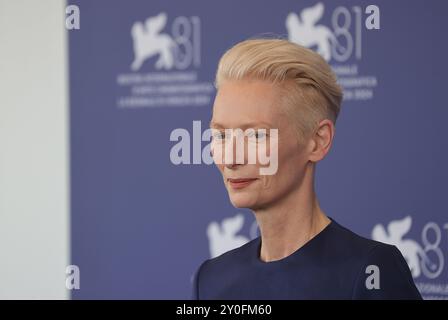 Venezia, Italia. 2 settembre 2024. VENEZIA, ITALIA - 2 SETTEMBRE: Tilda Swinton partecipa alla fotochiamata "The Room Next Door" durante la 81a Mostra Internazionale d'Arte cinematografica di Venezia al Palazzo del Casino il 2 settembre 2024 a Venezia, Italia. Crediti: Matteo Chinellato/Alamy Live News Foto Stock