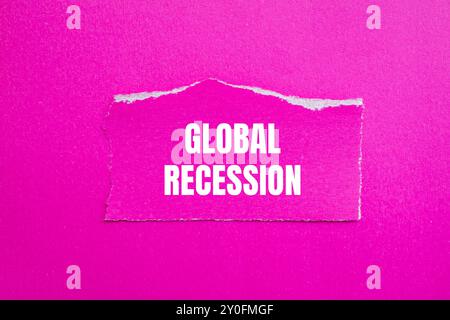 Messaggio di recessione globale scritto su un pezzo di carta rosa strappato con sfondo rosa. Simbolo di recessione globale concettuale. Copia spazio. Foto Stock