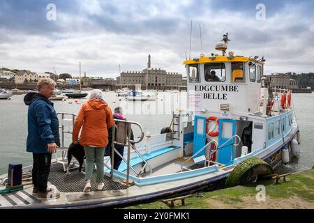 Regno Unito, Inghilterra, Devon, Plymouth, Stonehouse, passeggeri a bordo del Cremyll Ferry all'Hard Jetty di Admiral Foto Stock