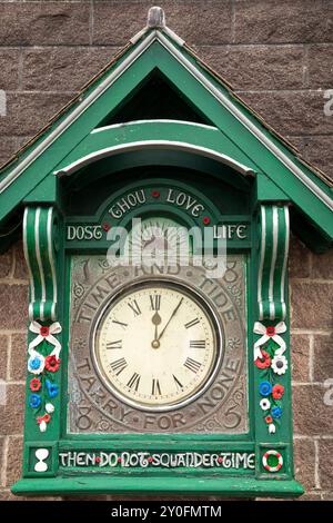 Regno Unito, Inghilterra, Cornovaglia, Cremyll, 1885 Arts and Crafts clock on Ferry Waiting room wall Foto Stock