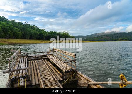 La splendida vista del lago Parambikulam può essere vista solo nella riserva delle tigri di Parmbikulam. Distretto di Palakkad, Kerala. Foto Stock