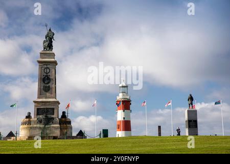 Regno Unito, Inghilterra, Devon, Plymouth, Hoe, Smeatons Tower con la Marina mercantile e i memoriali della RAF Foto Stock