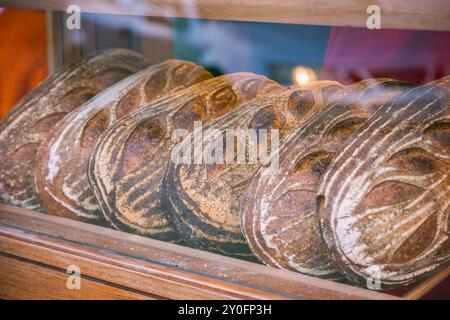 Pani appena sfornati in mostra al Pavilion Bakery Broadway Market, Londra, Inghilterra Foto Stock