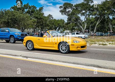 Gulfport, MS - 7 ottobre 2023: Vista angolare anteriore grandangolare di una Mazda MX5 Miata Convertible 2002 in una mostra automobilistica locale. Foto Stock