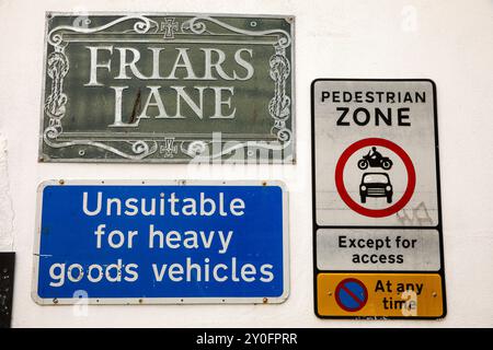 Regno Unito, Inghilterra, Devon, Plymouth, Barbican, Friars Lane, traffico zona pedonale, indicazioni stradali Foto Stock