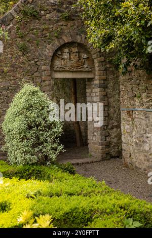 Regno Unito, Inghilterra, Devon, Plymouth, Barbican, New Street, Elizabethan Gardens, arcata con motivi navali Foto Stock