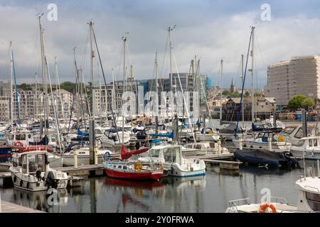 Regno Unito, Inghilterra, Devon, Plymouth, Barbican, barche ormeggiate nel porticciolo di Sutton Harbour Foto Stock