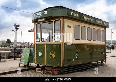 Regno Unito, Inghilterra, Devon, Plymouth, Barbican, Quay Road, caffetteria nella vecchia carrozza del tram a Mayflower Steps Foto Stock