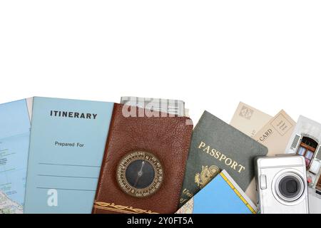 Esposizione piatta di documenti di viaggio e accessori, passaporto, fotocamera, bussola, itinerario e mappa. Foto Stock