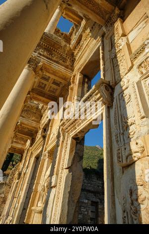 Selcúk, Turchia - 30 agosto 2024: La Biblioteca di Celsius nelle rovine dell'antica città di Efeso a Selcók, Turchia. Foto Stock