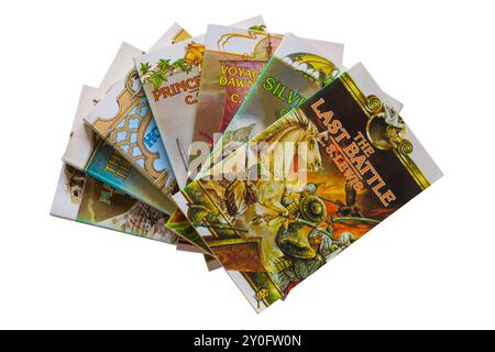 Selezione di libri per bambini di C.S. Lewis con l'ultimo libro Battle in alto isolato su sfondo bianco - The Chronicles of Narnia series of 7 Foto Stock