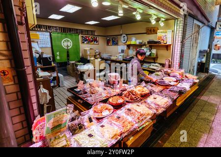 KYOTO, GIAPPONE - 14 MAGGIO 2019: Mercato Nishiki di giorno a Kyoto, Giappone Foto Stock